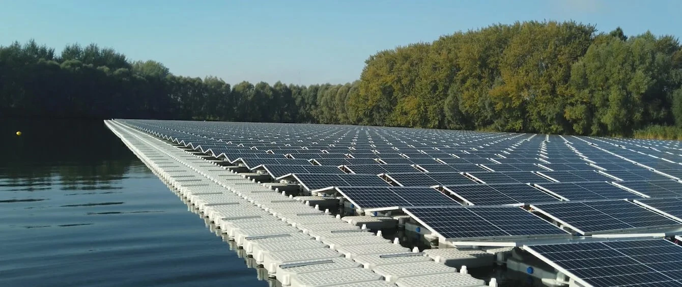 Floating solar power station